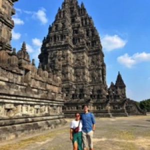 Depuis Yogyakarta, au centre de l'île de Java, on trouve à proximité le temple bouddhique de Borobudur, à l'ouest, et le temple hindouiste de Prambanan, à l'est..#Indonesia #temple #borobudur